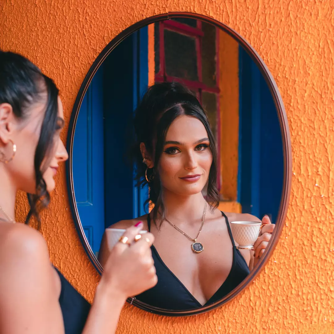 Cantora e compositora Bia Gullo lança “Cafezinho”, seu novo single